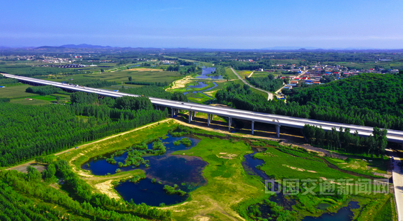 河北遵秦高速公路沙河特大橋完成最後一聯橋面鋪裝，實現全幅貫通